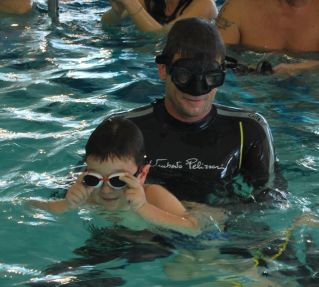 Umberto Pellizzari in piscina con un bimbo affetto da SMA