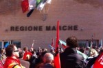 Una recente manifestazione di protesta, di fronte alla sede della Regione Marche, contro i tagli al Fondo Sociale Regionale