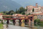 Una bella immagine di Bassano del Grappa (Vicenza) e del fiume Brenta, con il celebre e storico Ponte degli Alpini