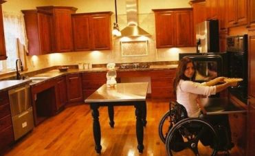 Cucina progettata e realizzata all'insegna dell'Universal Design, ideale per una persona in carrozzina con paraplegia