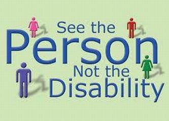 Realizzazione grafica con omini e la scritta «See the Person Not the Disability»