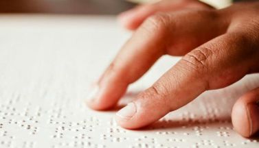 Lettura di libro in Braille
