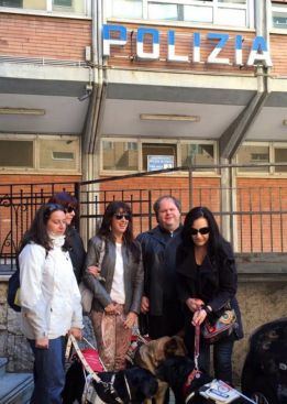 Delegazione di Blindsight Project di fronte al Commissariato Tuscolano di Roma, 23 ottobre 2015