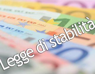 Realizzazione grafica con la scritta "Legge di stabilità" in diagonale sopra a tante banconote