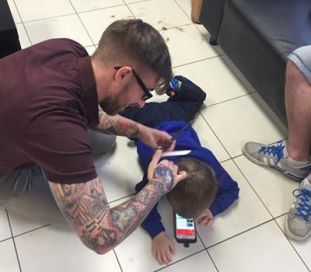 Barbiere inglese che taglia i capelli a bimbo con autismo