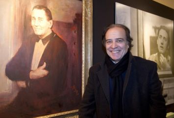 Enrico Montesano davanti a ritratto di Alberto Sordi