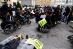 Un'immagine della protesta delle persone con disabilità del 27 ottobre scorso a Firenze, davanti alla sede della Regione Toscana