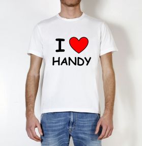 Particolare di un giovane con una maglietta e la scritta "I love handy" (love rappresentato da un cuore)