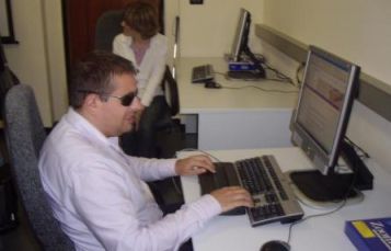 Persona con disabilitò visiva lavora al computer