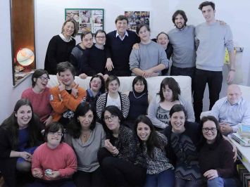 Foto di gruppo con Gianni Morandi, alla Casa d'iDee di Bologna