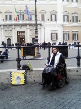 Marina Voudouri protesta contro la Legge sul "Dopo di Noi", Roma, Piazza Montecitorio, febbraio 2016