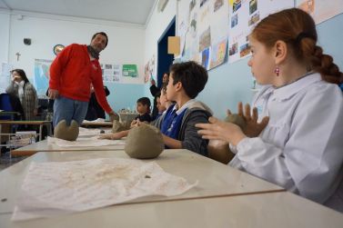 Felice Tagliaferri in una scuola primaria campana, nell'àmbito del progetto di CBM Italia "Apriamo gli occhi"