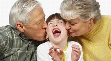 Genitori baciano la figlia con disabilità