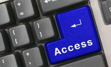 Particolare di tastiera di computer con tasto blu e la scritta "Access"