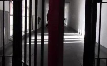 Sbarre all'ingresso del corridoio di un carcere