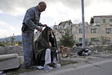 Anziano soccorso ad Amatrice (Rieti), dopo il terremoto del 24 agosto del 2016 (AP Photo/Alessandra Tarantino)