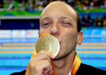 Federico Morlacchi con la medaglia d'oro conquistata a Rio 2016