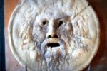 La Bocca della Verità è un antico mascherone di marmo, murato nella parete del pronao della Chiesa di Santa Maria in Cosmedin a Roma