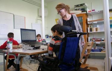 Bimbo con disabilità insieme a un'insegnante di sostegno