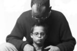 Un bimbo con autismo insieme al padre. L'UNICEF Italia ha deciso di deciare la Festa del Papà di oggi, 19 marzo, a tutti i genitori che stanno affrontando l'emergenza coronavirus