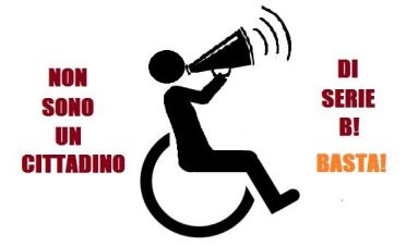 Realizzazione grafica con logo disabile che al megafono dice: «non sono un cittadino di Serie B. Basta!»