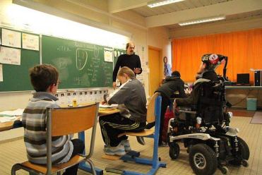 Un laboratorio scolastico cui partecipa un alunno con disabilità