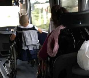 Persone con disabilità motoria in uno dei mezzi utilizzati nell'àmbito del progetto di Reggio Emilia "Bus senza barriere"
