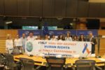 "L'Italia non rispetta i diritti umani dei caregiver familiari": questo il testo dello striscione portato a Bruxelles dai nostri connazionali ricevuti in audizione dalla Commissione Petizioni del Parlamento Europeo