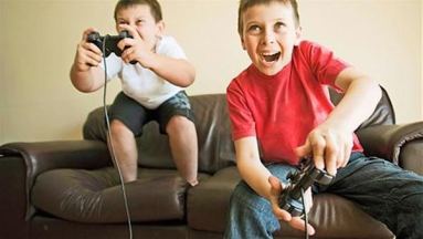 Due bimbi impegnati con un videogioco