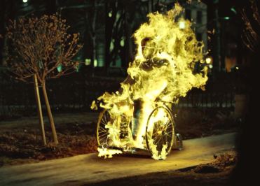 Persona in carrozzina che va a fuoco (realizzazione grafica di Gianni Minasso)