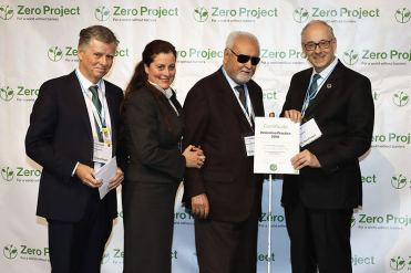 Premio "Zero Project" a Giulio Nardone Giulio Nardone, presidente dell'ADV (Associazione Disabili Visivi), riceve il premio a Vienna, nell'àmbito dell'iniziativa "Zero Project", febbraio 2018 (©Pepo Schuster, austrofocus.at)