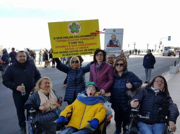 Marzo 2018, protesta del Comitato 16 Novembre davanti alla sede di Bari della Regione Puglia