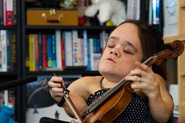 Gaelynn Lea al violino