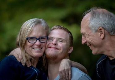 Padre e madre insieme al figlio con sindrome di Down