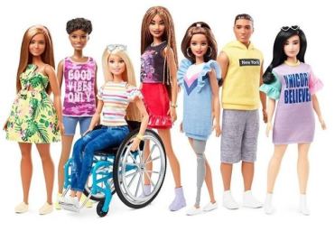 Barbie in carrozzina con altre Barbie