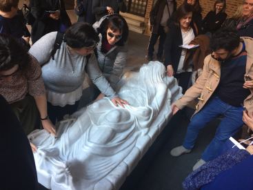 Ferrara, "Tutto un altro sguardo", marzo 2019. Visitatori toccano il "Cristo Ri-velato" di Felice Tagliaferri