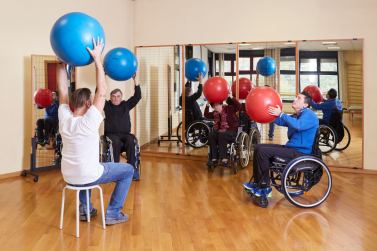 Seduta riabilitativa svolta da persone con sclerosi multipla