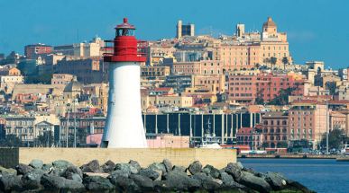 La città di Cagliari vita dal porto (foto di Fabio Marras; per concessione)