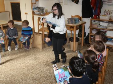 Consegna del libro "Lea va a scuola" ai bimbi e alle bimbe della Scuola Sant'Ambrogio di Firenze