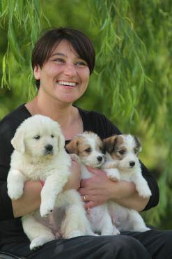 Alessandra Santandrea con tre cuccioli