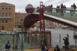La Federazione FISH chiede che l'ovovia al centro del "Ponte della Costituzione" di Venezia non venga smantellata, ma che diventi un "monumento a ciò che non si deve fare". E chiede anche che quel ponte non si chiami più "della Costituzione"