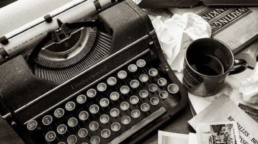 Foto in bianco e nero di vecchia macchina da scrivere Underwood