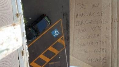 Parcheggio disabili a Novate Milanese, auto di Assunta Ferrari e messaggio intimidatorio