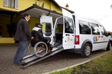 Taxi di Roma che trasporta persona con disabilità