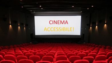 Sala cinematografica. Sullo schermo la scritta "Cinema accessibile!"
