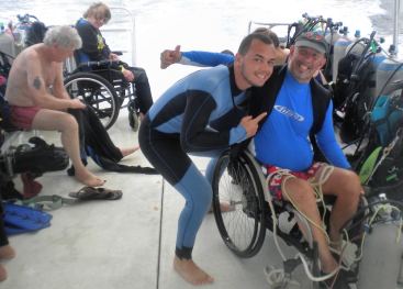 Istruttori e persone con disabilità partecipanti al progetto di HSA Italia "Il Mare, un Sorriso per tutti - Subacquea Zero Barriere"