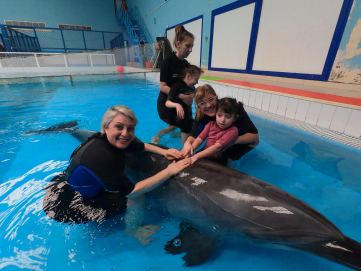 Delfinoterapia con una bimba affetta da microcefalia e spasticità al Dubai Dolphinarium