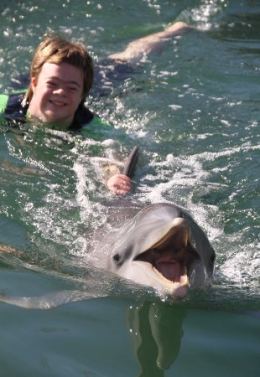 Ragazzo con sindrome di Down insieme a un delfino al Dolphins'Plus di Key Largo in Florida (Stati Uniti)