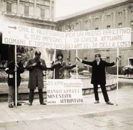 Manifestazione di protesta per i diritti delle persone con disabilità, alla metà degli Anni Settanta (foto di Archivio UILDM Nazionale)