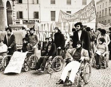 Manifestazione di protesta delle persone con disabilità nei primi Anni Settanta (foto di Archivio UILDM Nazionale)